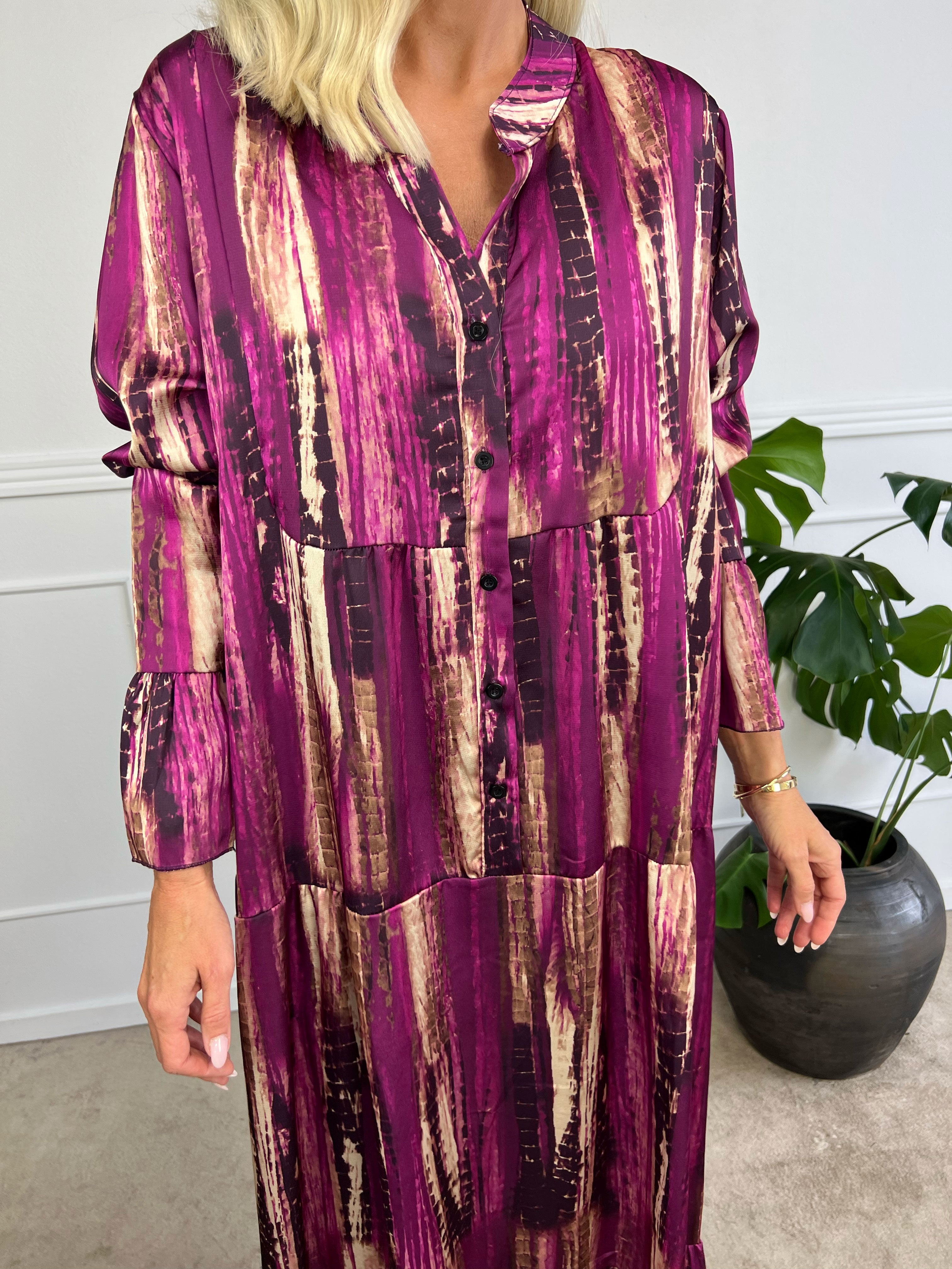 Flores - Lång mönstrad lager på lager klänning i silkelook